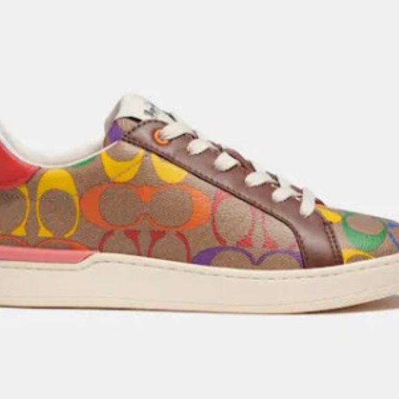 Coach - Picture 2 of 6